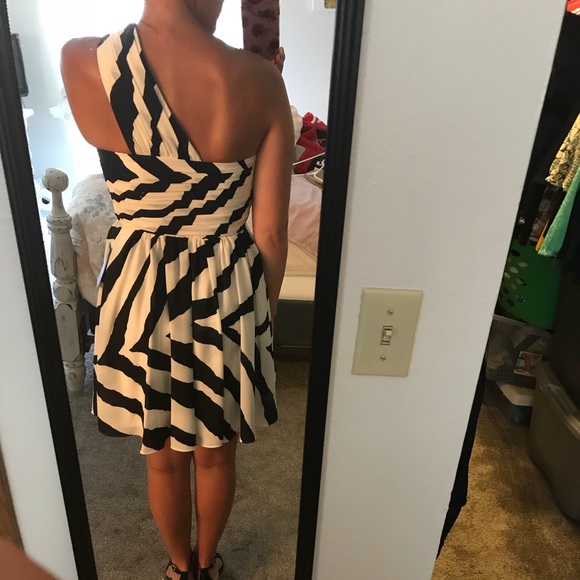 Black and White Express Dress - Picture 3 of 4